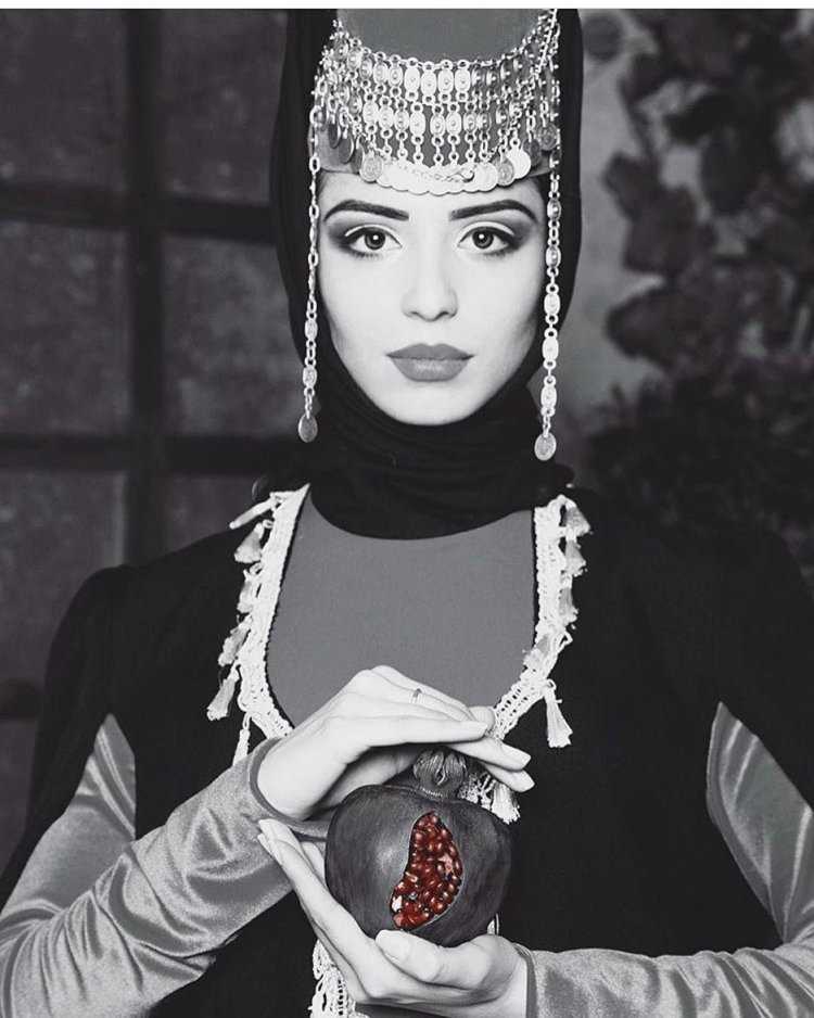 Армянка в национальной одежде