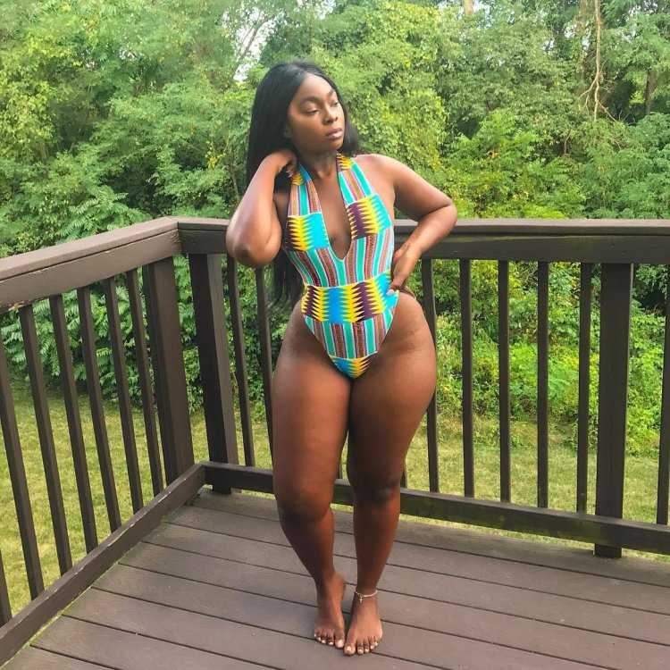 Монифа Дженсен в купальнике