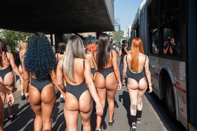 Участницы конкурса Miss Bum Bum 2017 на улицах Сан-Паулу