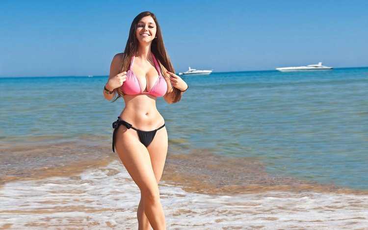 Холли Лиа в купальнике