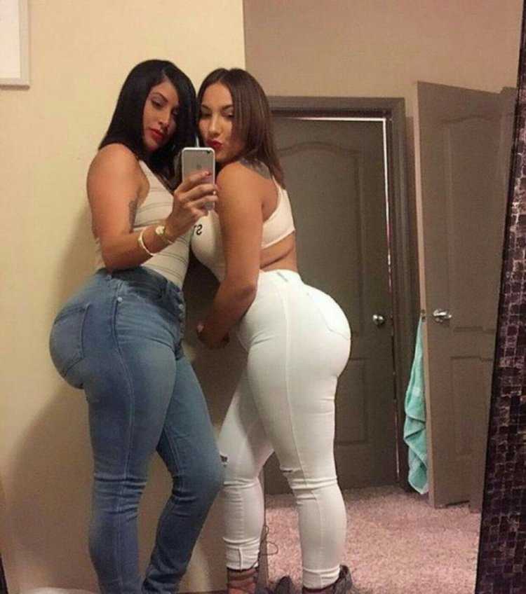 Большая попка в белых штанах28