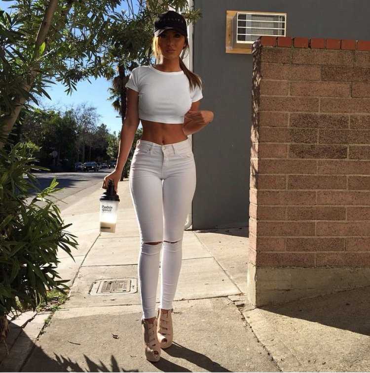 Девушки в обтягивающих джинсах