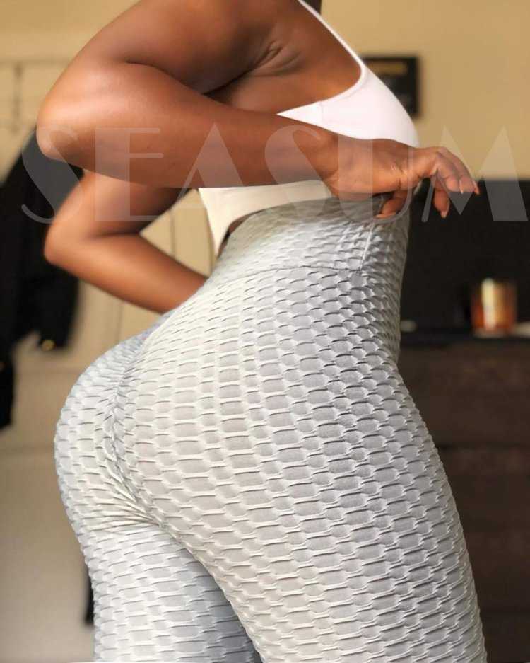 Тайя Кристиан в леггинсах