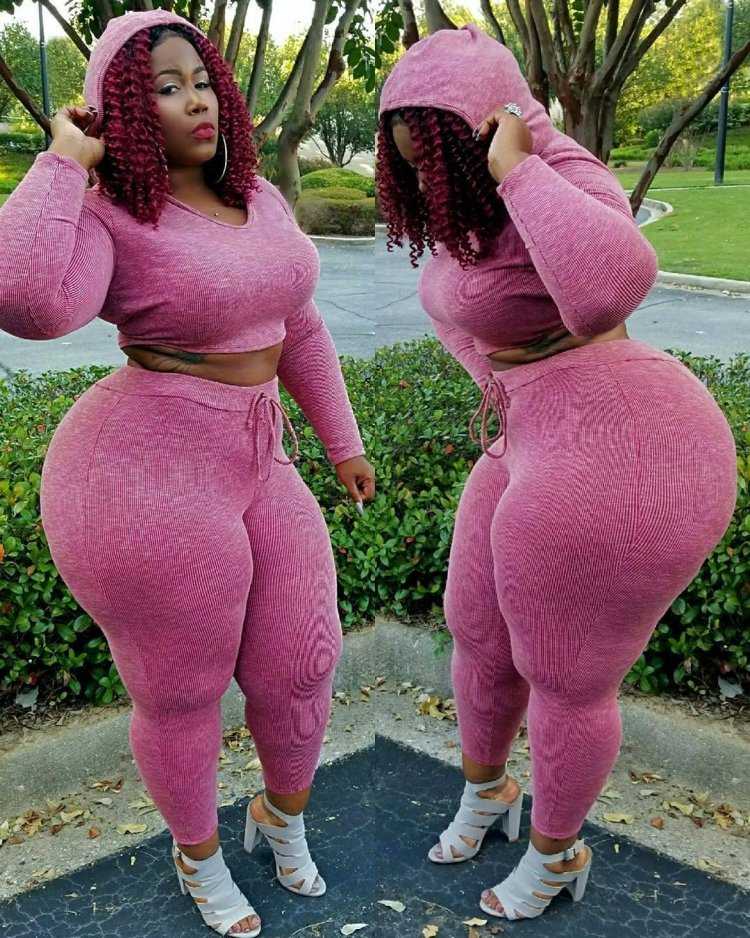 Толстая женщина с большой попой