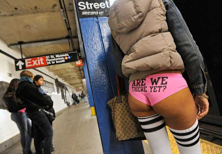 Попки в платье автобусе