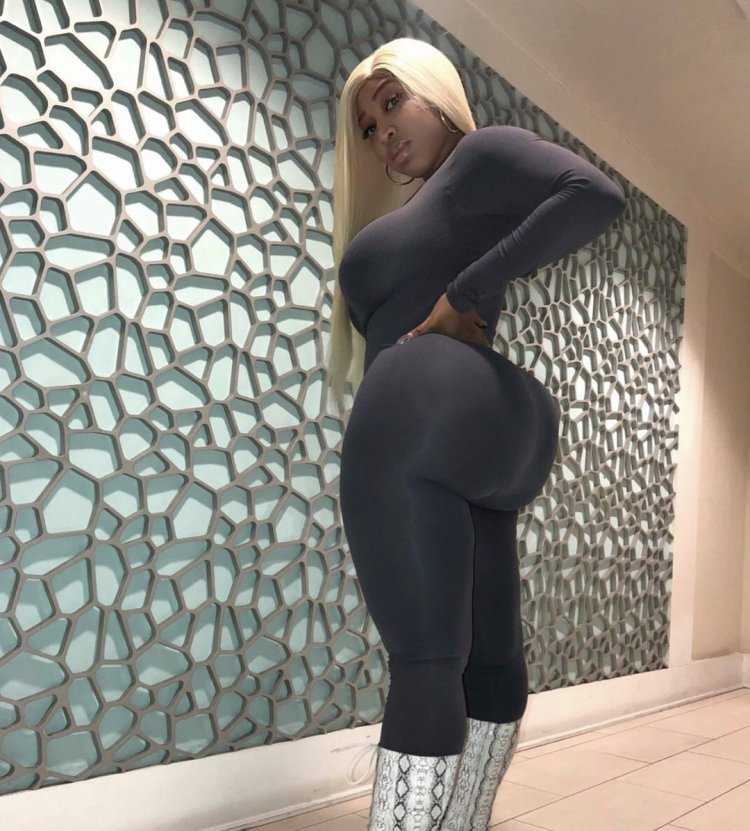 Девушка сидит на перилах