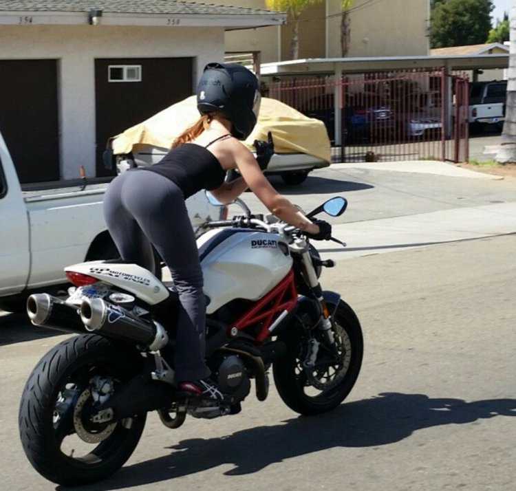 Девушки в леггинсах на мотоцикле