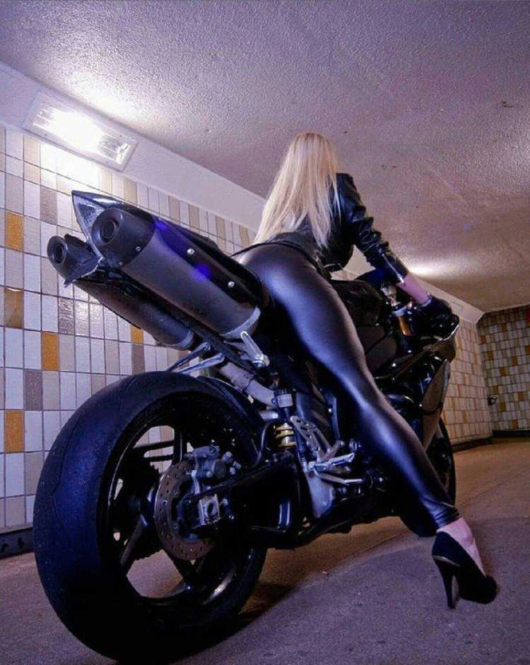 В латексе на мотоцикле