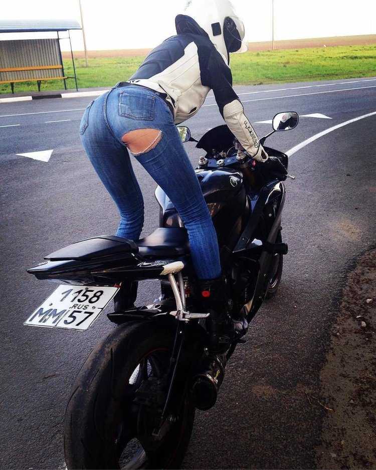 Девушка на мотоцикле попа
