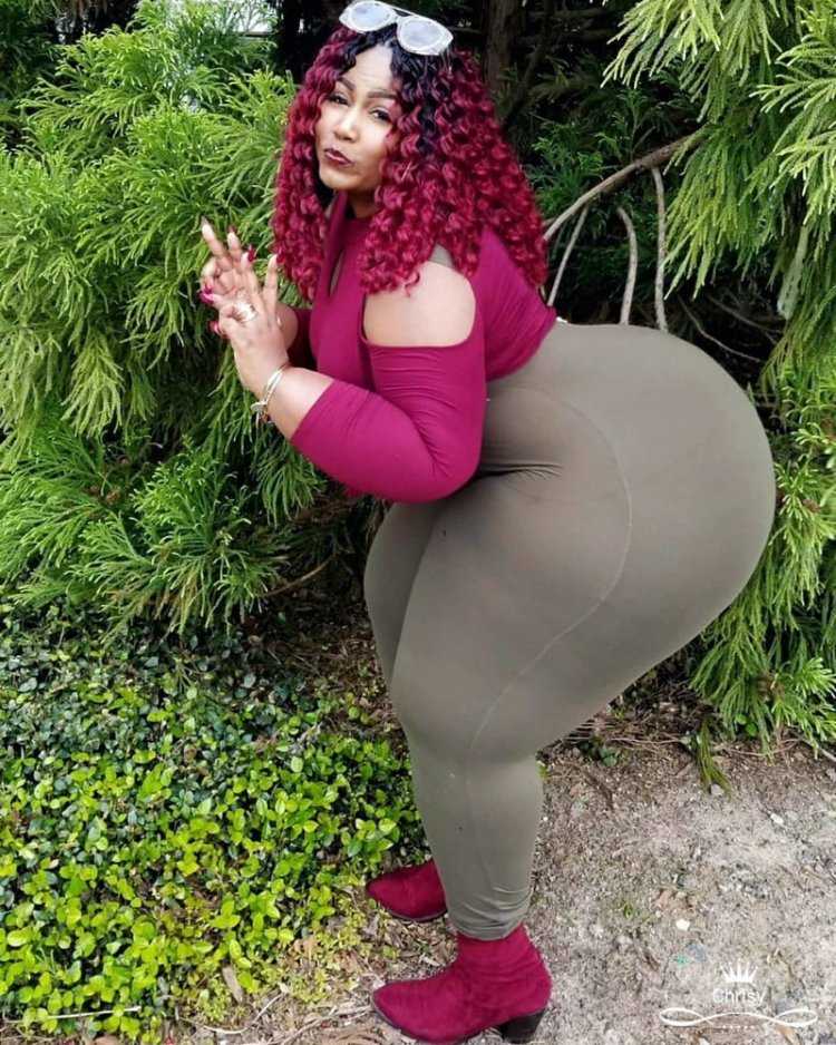 Огромные толстые бедра