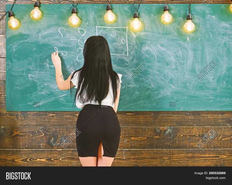 Учительница у доски спиной