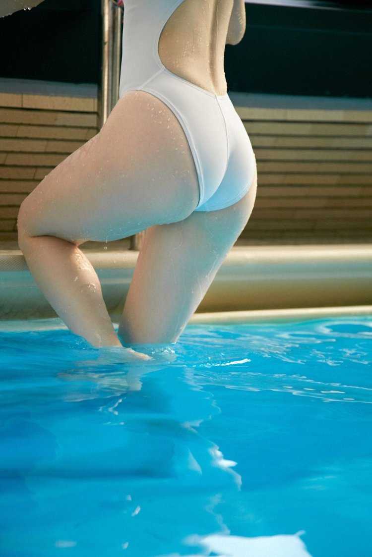 Красивые попки в бассейне