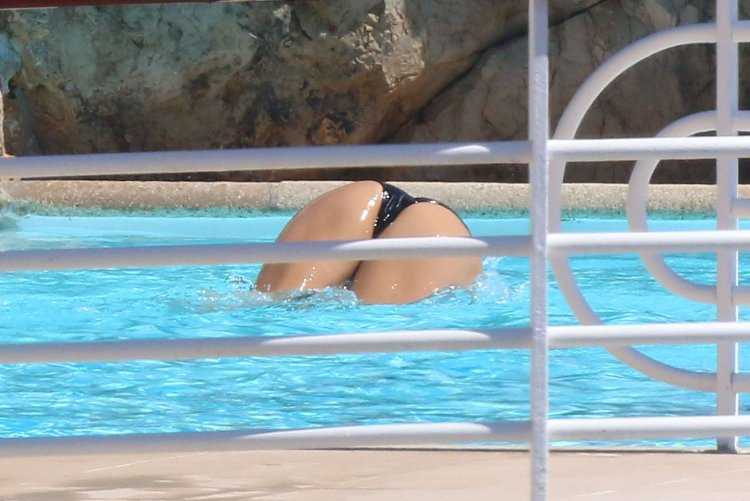 Попа в бассейне