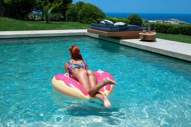 Рыжая в бассейне