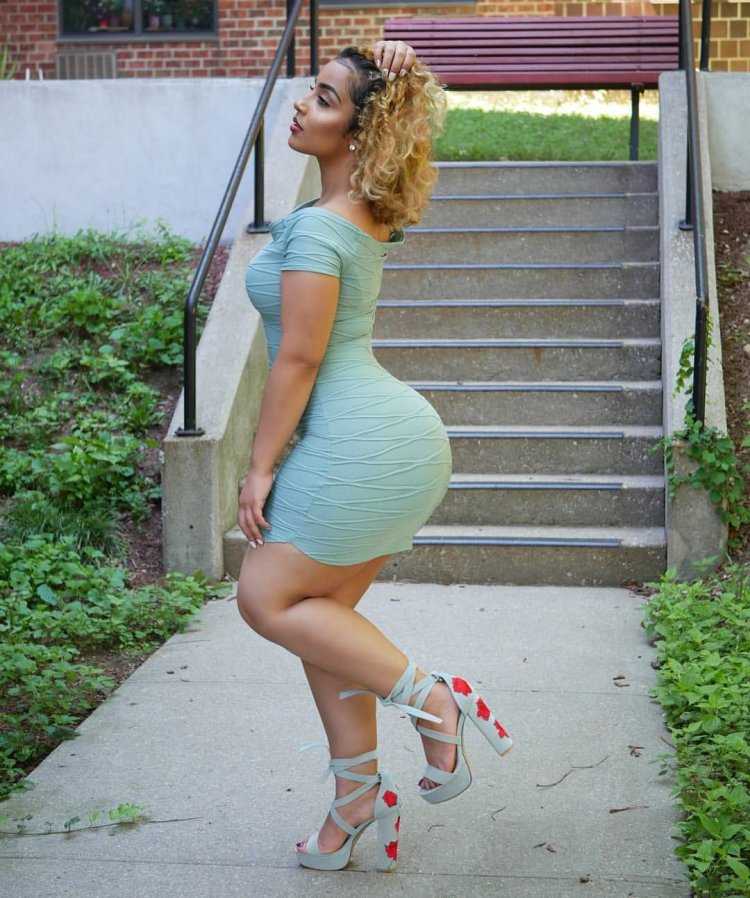 Молли Кавалли жопастая