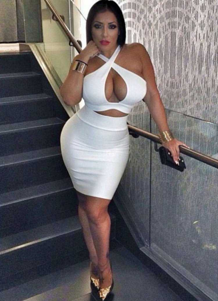 Девушка с большой попой в платье