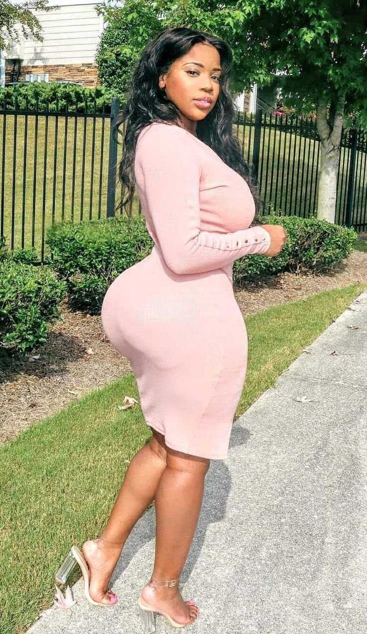 Мишель Левин в обтягивающем платье