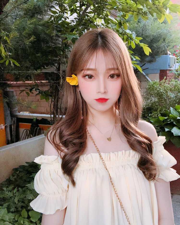 Японка с русыми волосами