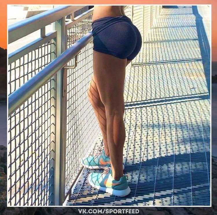 Красивая фигура девушки сзади