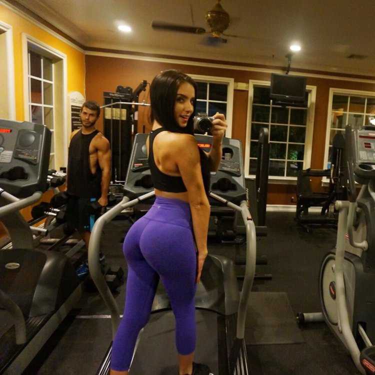 Бруна Лима в леггинсах