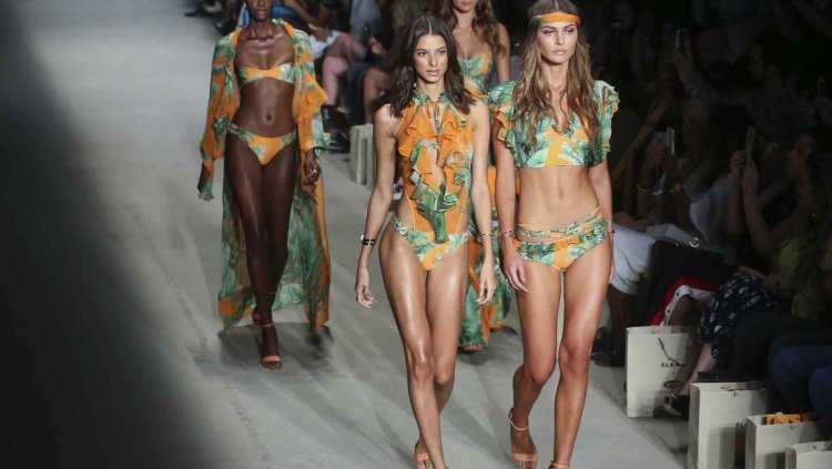 Показ мод купальники