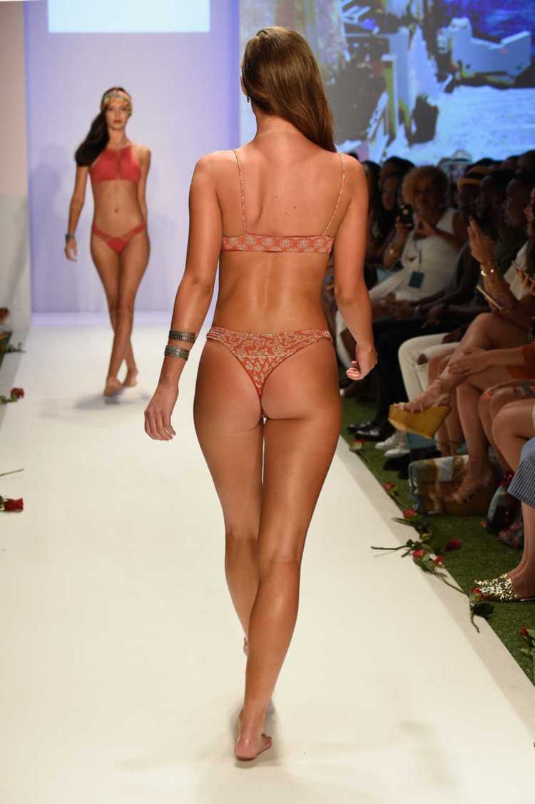 Дефиле моделей в бикини