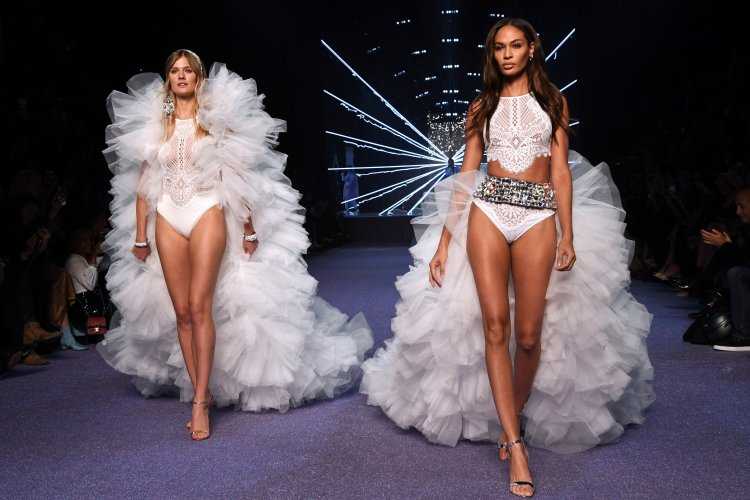 Джоан Смоллс в Нижнем белье