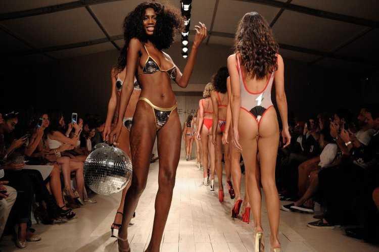 Показ бикини