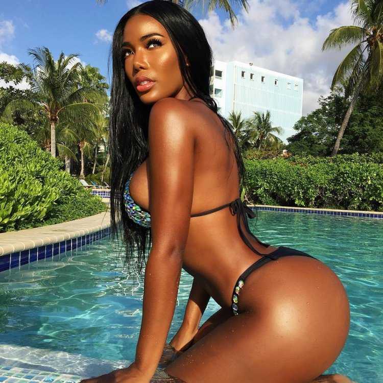 Monifa Jansen бикини