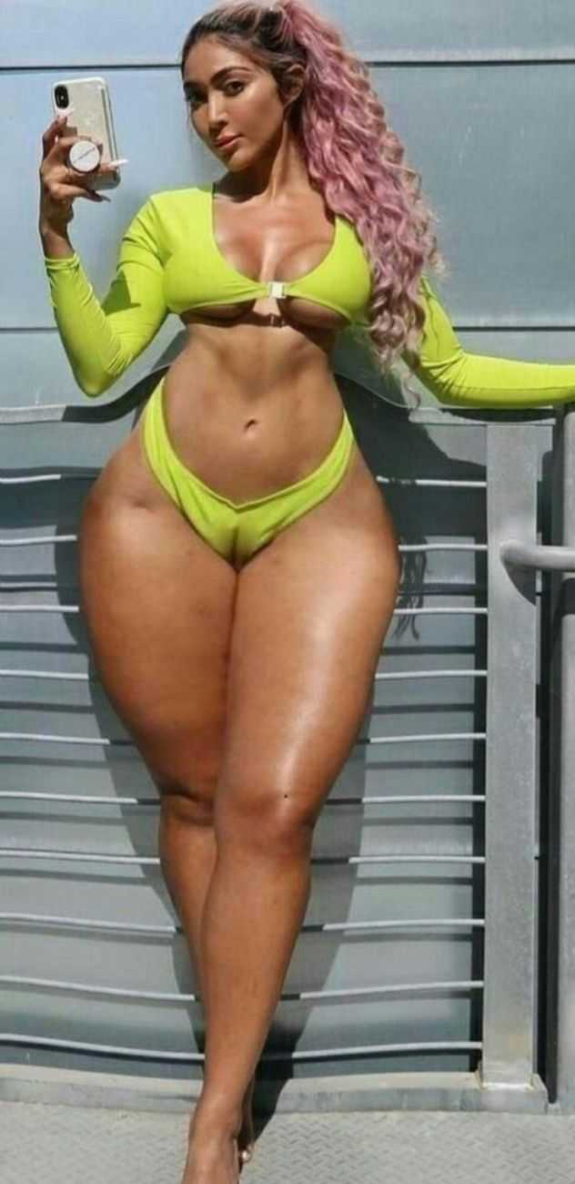 Amirah Dyme в купальнике