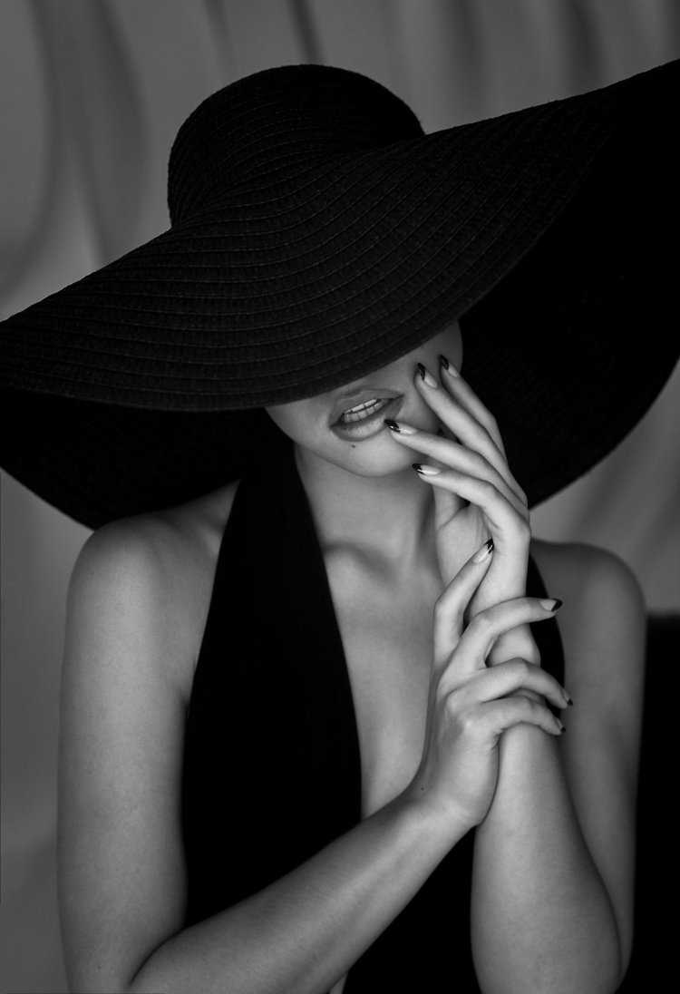 Фотосессия в шляпе в студии