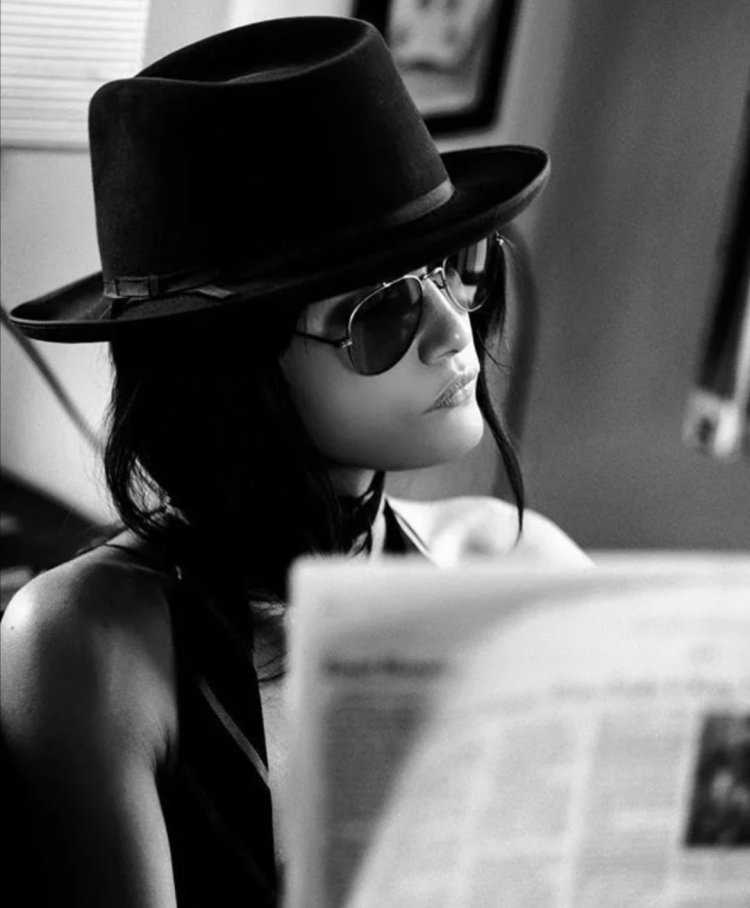 Девушка в шляпе и очках