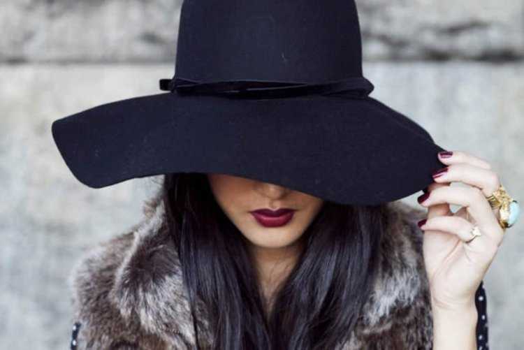 Брюнетка в шляпке