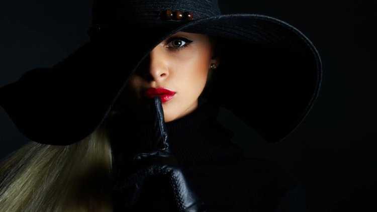 Дама в шляпке и перчатках