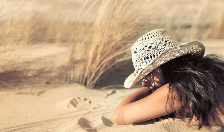 Женщина в шляпе со спины