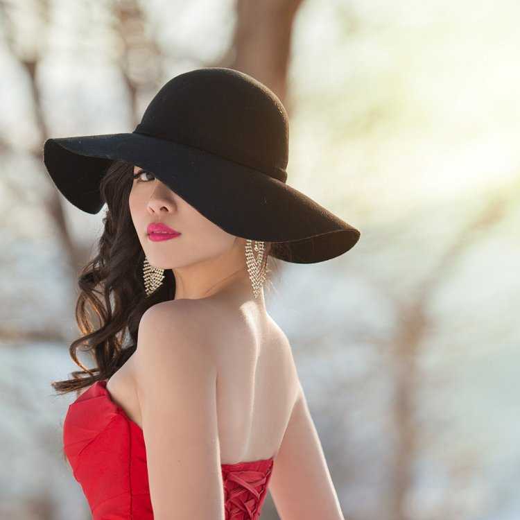 Брюнетка в шляпе