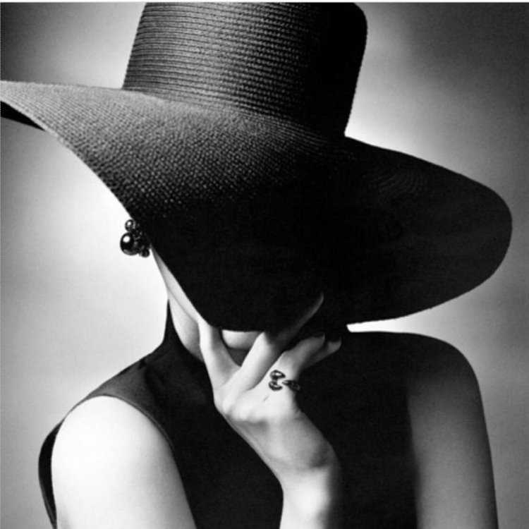 Девушка в черной шляпке