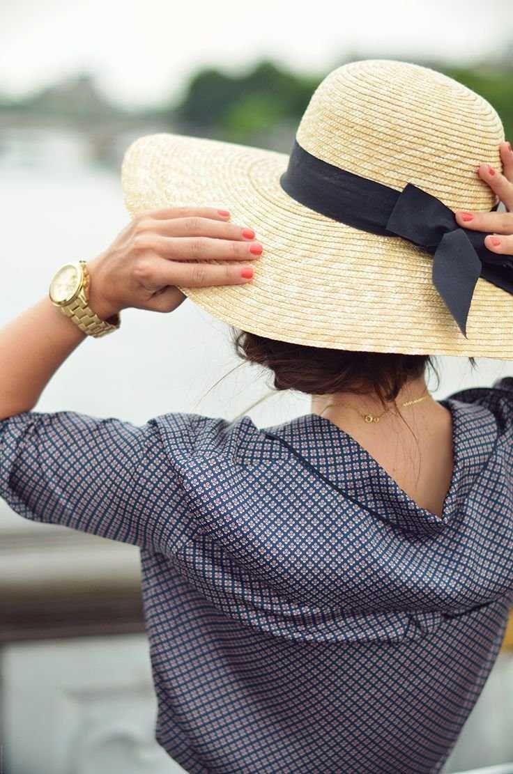 Женщина в шляпе со спины