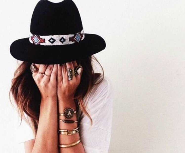 Лицо прикрытое шляпой