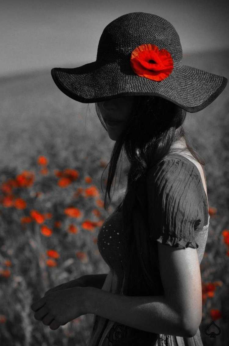 Женщина в шляпе на природе