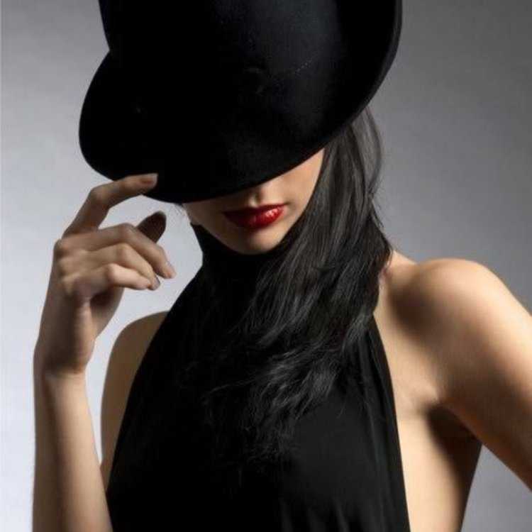 Брюнетка в шляпе без лица