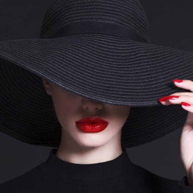 Брюнетка девушка в шляпе33