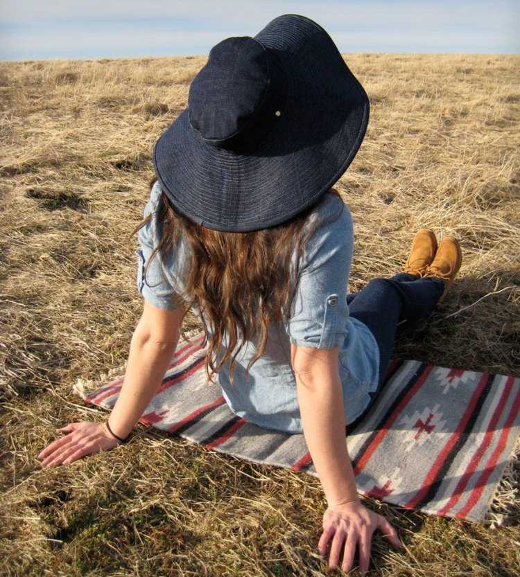 Фотосессия в шляпе на природе