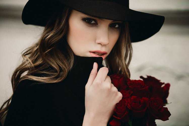 Красивая женщина в шляпе