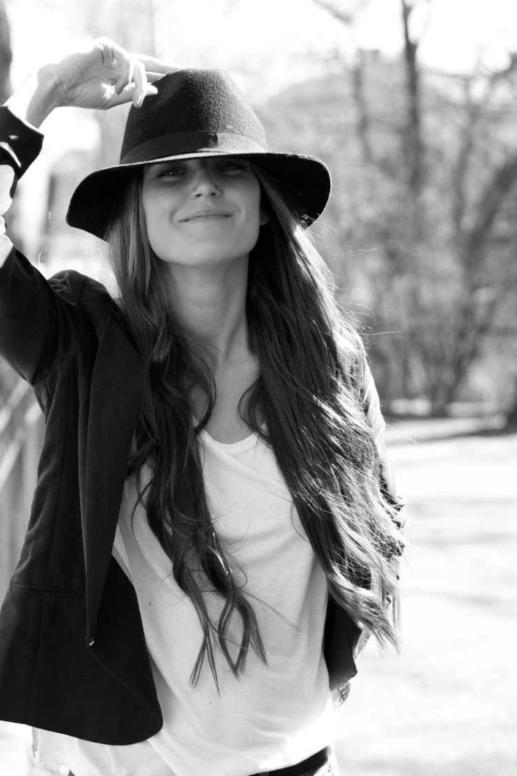 Нина Добрев в черной шляпе