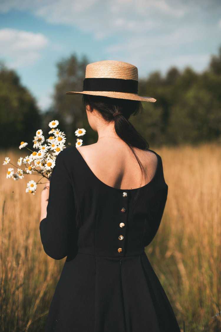 Фотосессия в шляпе на природе