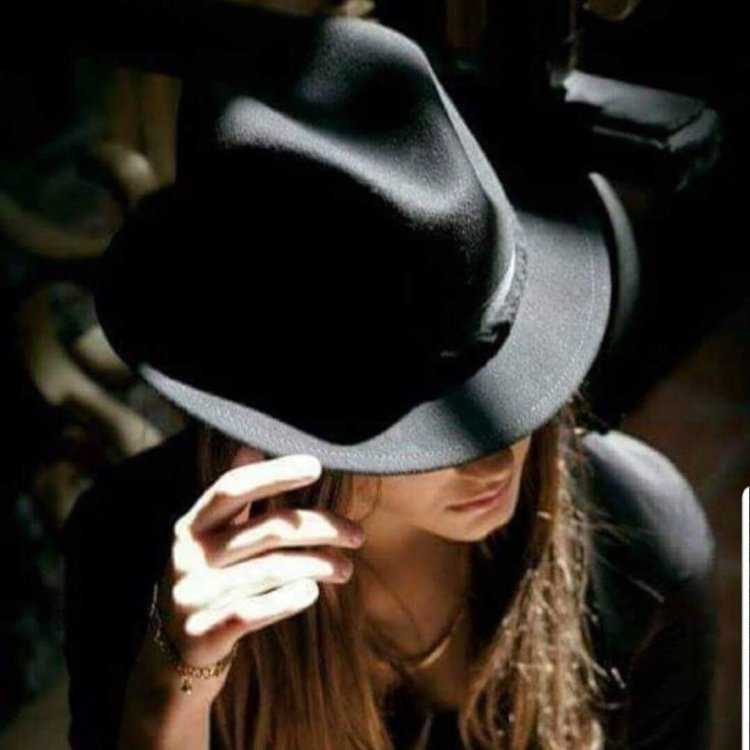 Брюнетка девушка в шляпе10