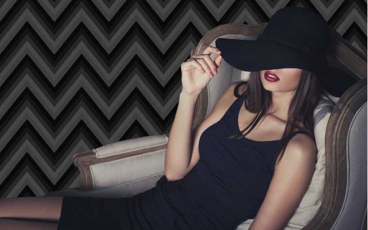 Девушка в шляпе сидит