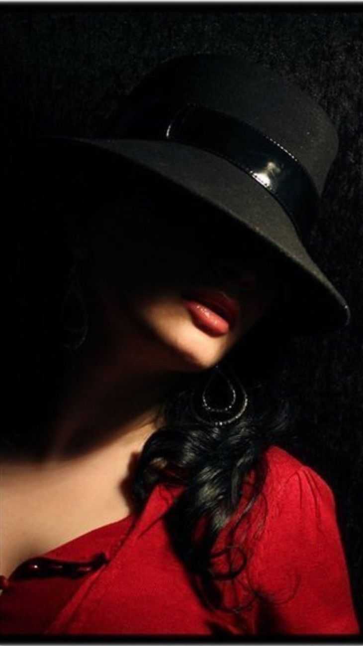 Красивая темноволосая девушка загадка