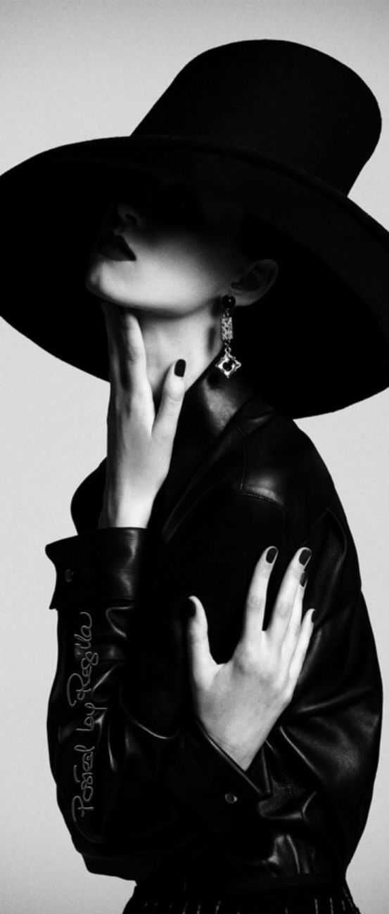 Девушка в яерной шляпке